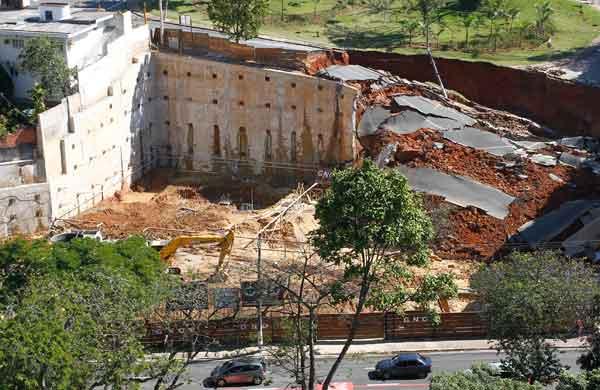 Cratera engoliu parte da Rua Gustavo Ambrust, no bairro Cambuí, em Campinas (Gustavo Tílio/ Especial para AAN )
