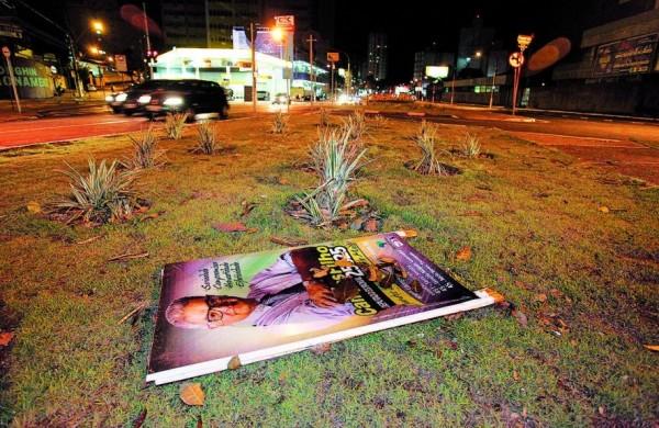 Cavalete deixado em canteiro gramado ap&oacute;s as 22h ( Rodrigo Zanotto/ Especial para a AAN)
