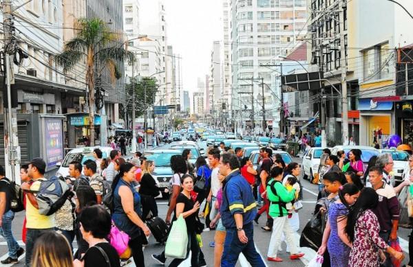 Pedestres atravessam a Avenida Francisco Glic&eacute;rio, no cora&ccedil;&atilde;o do Centro de Campinas (Elcio Alves/ AAN)