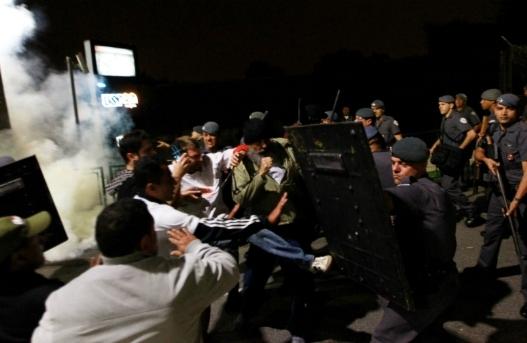 Quando os policiais chegaram, atiraram bombas de g&aacute;s e de efeito moral contra os manifestantes, que se dispersaram ( Reprodução)
