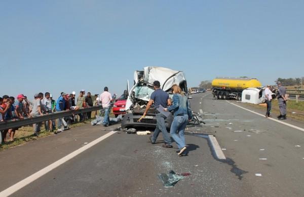 Populares acompanham o trabalho de resgate das v&iacute;timas do acidente que envolveu 24 ve&iacute;culos e deixou 4 mortos e 14 feridos em Mogi Mirim (Deni Allison/Jornal O Popular)