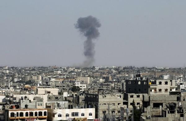 Bombardeio da avia&ccedil;&atilde;o israelense em Rafah, no sul da Faixa de Gaza (AFP PHOTO / SAID KHATIB )
