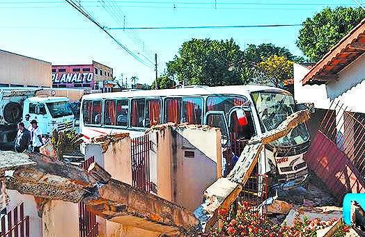 Micro-&ocirc;nibus invadiu casa, que estava vazia, em Artur Nogueira  (Portal Nogueirense)