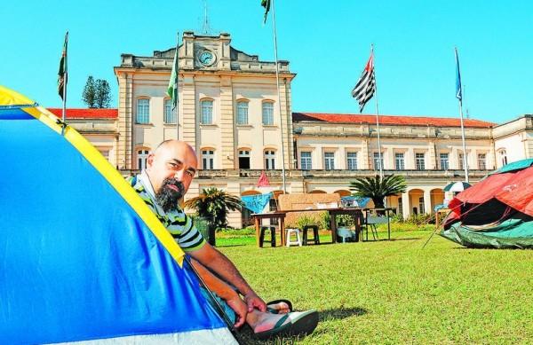 Marcelo Cseh, analista de inform&aacute;tica do Cena, em sua barraca instalada em frente ao pr&eacute;dio da Esalq ( Del Rodrigues/ Gazeta de Piracicaba)