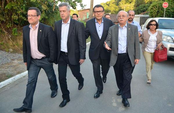 Beto Albuquerque; senador Rodrigo Rollemberg; Carlos Siqueira; e Roberto Amaral, presidente do PSB chegam &agrave; casa de Eduardo Campos antes do vel&oacute;rio de Eduardo Campos, em 16 de agosto ( Agência Brasil)