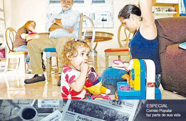 Av&oacute;s Nila e Nelson observam a pequena Clara brincando com a m&atilde;e Izabella, em imagem de 2012, quando a fam&iacute;lia colocou m&oacute;veis &agrave; venda para conseguir a viagem aos EUA: tratamento relatado pela internet (Rodrigo Zanotto/15out2012/Especial para a AAN)