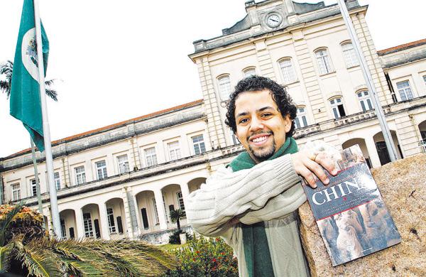 O estudante da Esalq/USP Luan Novaes do Nascimento embarca para a China no pr&oacute;ximo dia 25 por meio do programa Ci&ecirc;ncia sem Fronteiras ( Christiano Diehl Neto/ Gazeta de Piracicaba)