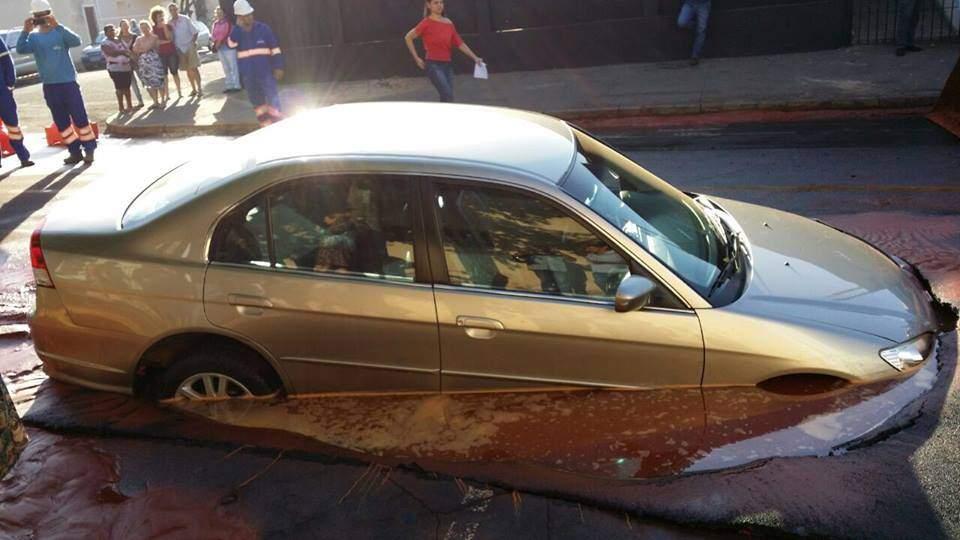 Carro, engolido, buraco, Centro, Ara&ccedil;atuba,  Rua Duque de Caxias, Rua Venceslau Br&aacute;s ( Divulgação)