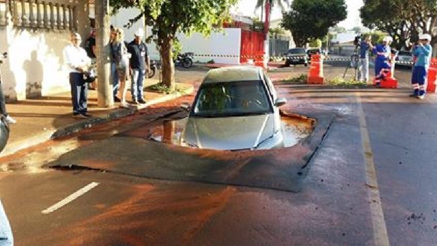 Carro, engolido, buraco, Centro, Ara&ccedil;atuba,  Rua Duque de Caxias, Rua Venceslau Br&aacute;s ( Divulgação)