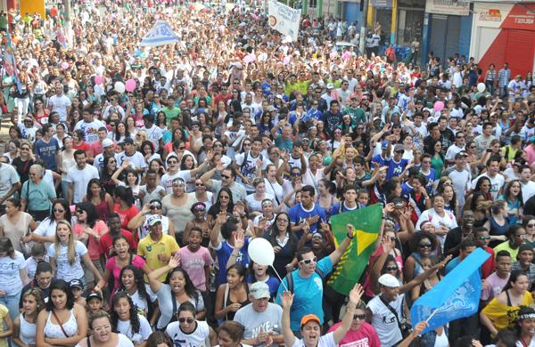 Multidão na Avenida Campos Sales, em direção ao Largo do Rosário, durante a Marcha para Jesus promovida no ano passado em Campinas ( Cedoc/RAC)