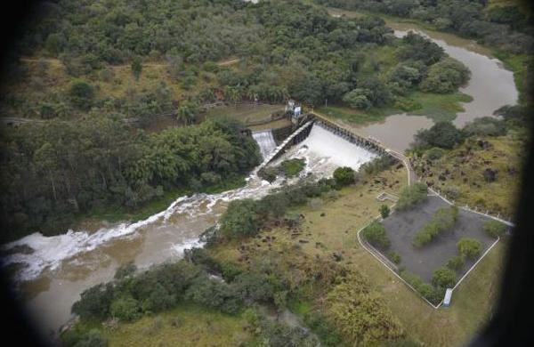 Fotos do sobrevoo no rio Atibaia: busca de capta&ccedil;&atilde;o irregular de &aacute;gua (Marcos Lodi L/Divulgação)
