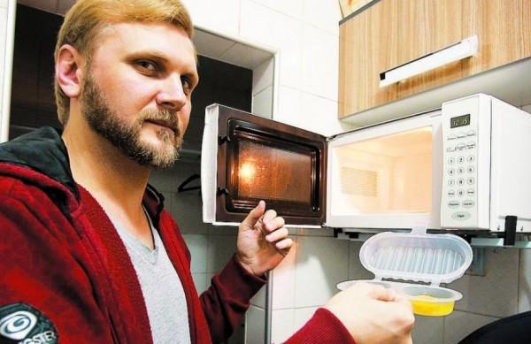 Arthur Fernando Drischel n&atilde;o tem fog&atilde;o em casa e faz toda a comida no micro-ondas, sempre usando embalagens com prote&ccedil;&atilde;o ( Leandro Ferreira/ AAN)