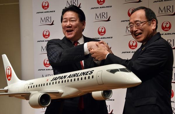 Presidente da Japan Airlines (JAL) Yoshiharu Ueki (E) cumprimenta o presidente da Mistubishi Aircraft. Japoneses ir&atilde;o encomendar 59 aeronaves da Embraer (France Press)