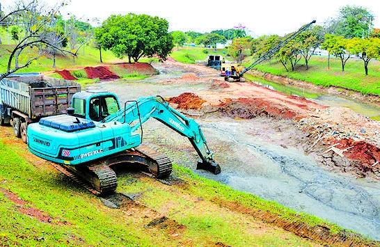Dragas fazem o desassoreamento de lado no Parque Ecol&oacute;gico  ( Divulgação)