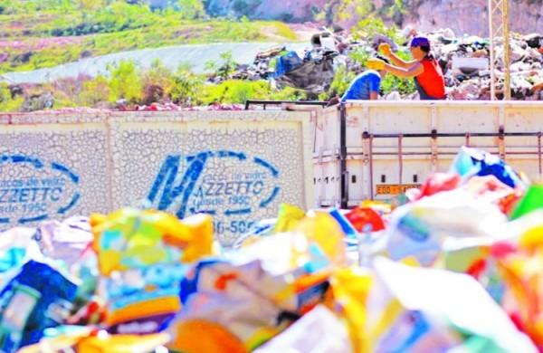 Cooperados separam o material recolhido nas casas e nos com&eacute;rcios de Itatiba do lado de dentro e de fora do galp&atilde;o da Reviver ( Divulgação)