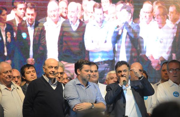 A&eacute;cio Neves (PSDB) discursa durante evento realizado no gin&aacute;sio do Col&eacute;gio Sagrado Cora&ccedil;&atilde;o de Jesus, em Campinas, nesta quinta (29) &agrave; noite ( Edu Fortes/ AAN)