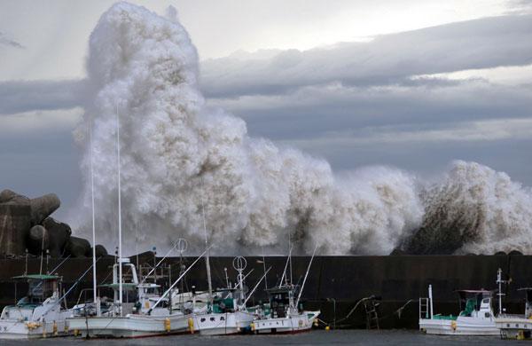 Onda gigantesca atinge barreira de prote&ccedil;&atilde;o, na costa do Jap&atilde;o (Jiji Press/ AFP)