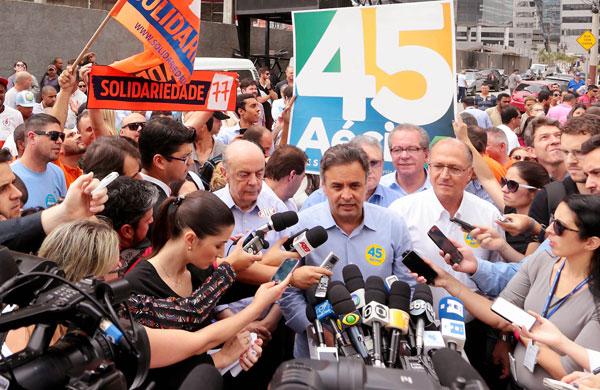 Candidato &agrave; Presid&ecirc;ncia da Rep&uacute;blica A&eacute;cio Neves (PSDB), ao lado do governador reeleito no primeiro turno, Geraldo Alckmin do senador eleito Jos&eacute; Serra em encontro com trabalhadores da constru&ccedil;&atilde;o civil em S&atilde;o Paulo ( Divulgação/ Orlando Brito/ PSDB)