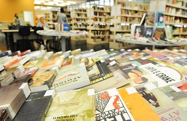 biblioteca municipal, leitura, livros, poesia, campinas ( Cedoc/RAC)