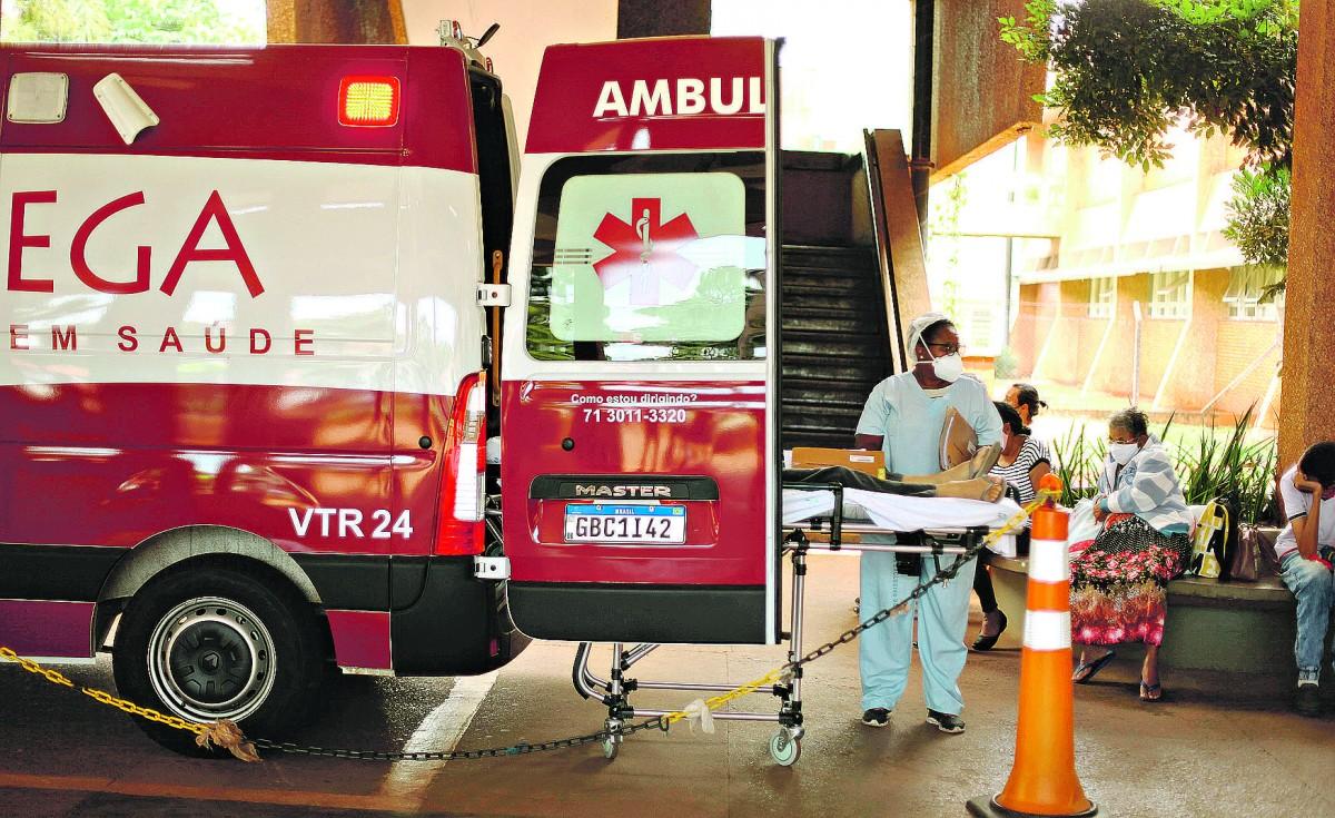 Paciente contaminado por covid é levado de ambulância ao Hospital de Clínicas da Unicamp: nova variante do coronavírus faz doentes chegarem em estado grave (Diogo Zacarias/ Correio Popular)