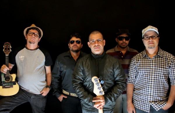 Banda &eacute; formada por Fred Zero Quatro (vocal), Walter Areia (baixo), Xef Tony (bateria), L&eacute;o D (teclados) e Pedro Santana (percuss&atilde;o) ( Divulgação)