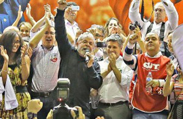 Luiz teve de negociar e cedeu &agrave;s press&otilde;es do PP e aliados no Congresso para que Paulo Roberto Costa fosse nomeado diretor de Abastecimento da Petrobras, em 2004 ( Reprodução/ PT)
