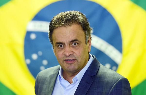A&eacute;cio, no Rio: Vamos aguardar com serenidade a decis&atilde;o que a candidata Marina achar mais adequada (CHRISTOPHE SIMON/ AFP)