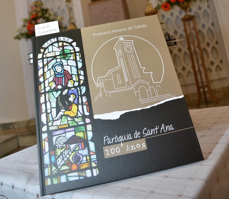 Lan&ccedil;ado, livro, conta, 100 anos, Par&oacute;quia de Sant&acute;Ana, Sumar&eacute; (Divulgação)