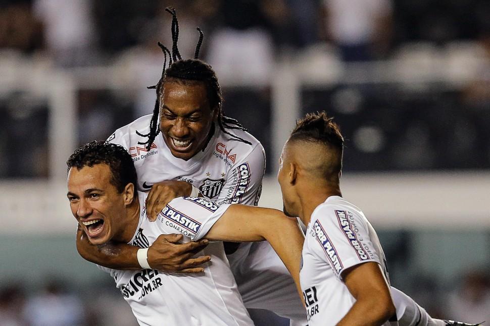 Jogadores do Santos comemoram gol contra o Bahia: em duas rodadas, times paulistas venceram os oito jogos que disputaram (Leandro Martins/AE)