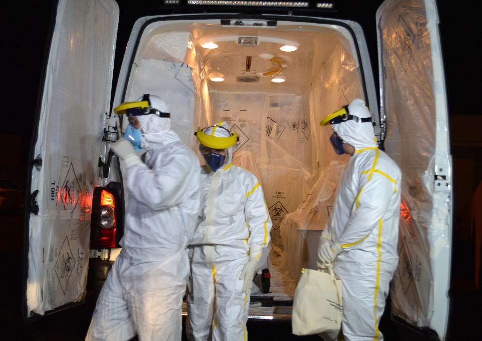 Primeiro paciente do Brasil suspeito de estar infectado com o v&iacute;rus Ebola chega ao Rio de Janeiro na noite desta quinta (Luiz Carlos Cruz/ AFP)
