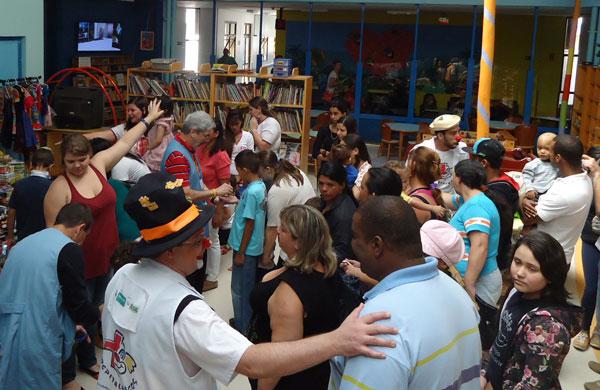 Crian&ccedil;as internadas no Centro Infantil Boldrini tiveram ontem apresenta&ccedil;&otilde;es teatrais, de m&aacute;gicos, super-her&oacute;is, coral e realiza&ccedil;&atilde;o de oficinas ( Divulgação)