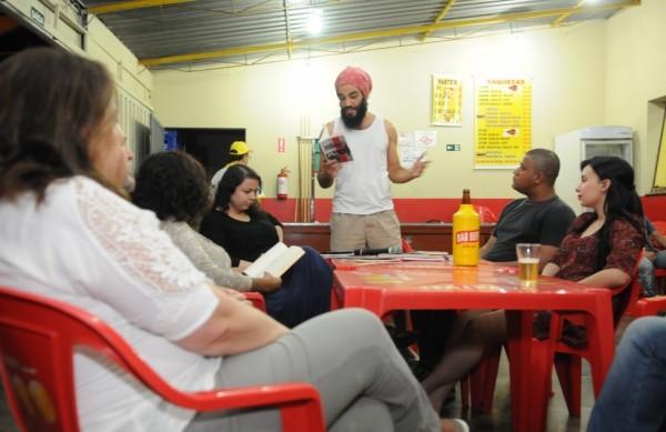 Rafa Carvalho, educador f&iacute;sico por forma&ccedil;&atilde;o e idealizador do Sarau da Dalva, l&ecirc; um poema ( Edu Fortes/ AAN)