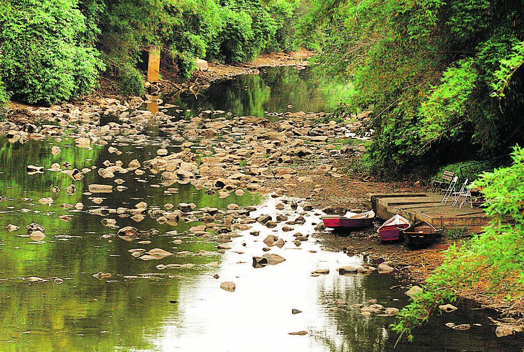 Trecho do Ribeirão Anhumas, nas proximidades da Avenida Orosimbo Maia, em Campinas, com baixa vazão: falta de chuvas acendeu o sinal de alerta nas cidades da RMC (Kamá Ribeiro/Correio Popular)