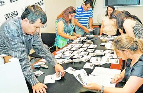 Pedro Kawai e Rose Massarutto coordenaram a apura&ccedil;&atilde;o dos votos realizada na Gazeta de Piracicaba  ( Del Rodrigues/ AAN)