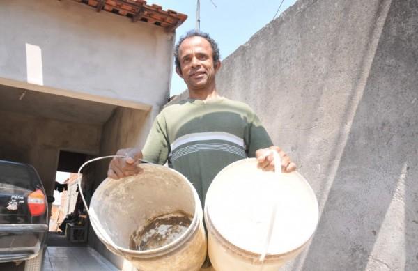 Moradores do Santo Ant&ocirc;nio tem que apelar para o uso de baldes devido &agrave; falta d'&aacute;gua   ( Carlos Sousa Ramos/ AAN)