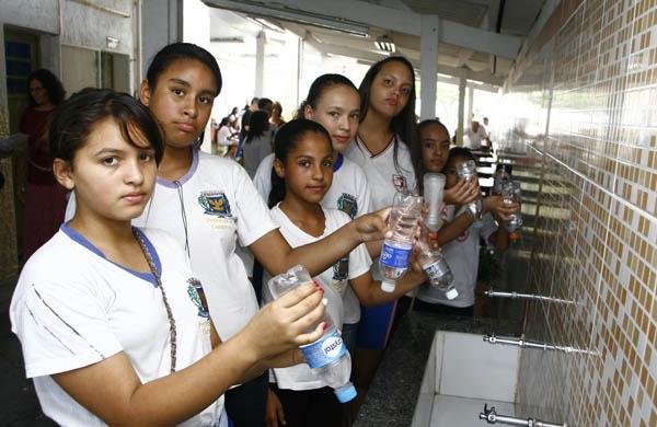 escola, falta de &aacute;gua, garrfas vazias, &aacute;gua de casa, meninas, ensino fundamental, Escola Humberto de Souza Melo (césar)