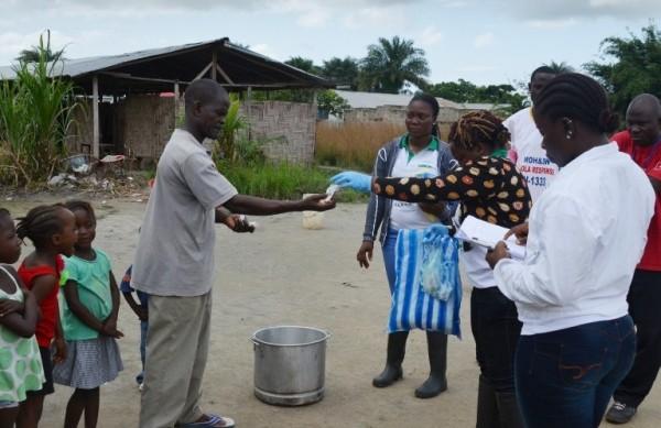 Fam&iacute;lia em quarentena recebe medicamentos: Lib&eacute;ria &eacute; o pa&iacute;s mais afetado pela atual epidemia (France Press)
