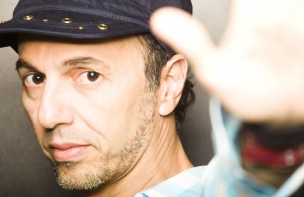 Zeca Baleiro traz can&ccedil;&otilde;es autorais, composi&ccedil;&otilde;es em parceria e regrava&ccedil;&otilde;es em seu novo disco ( Divulgação)