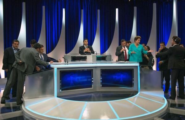 Os candidatos nos bastidores do debate promovido nesta quinta-feira (16) pelo SBT  (AFP)