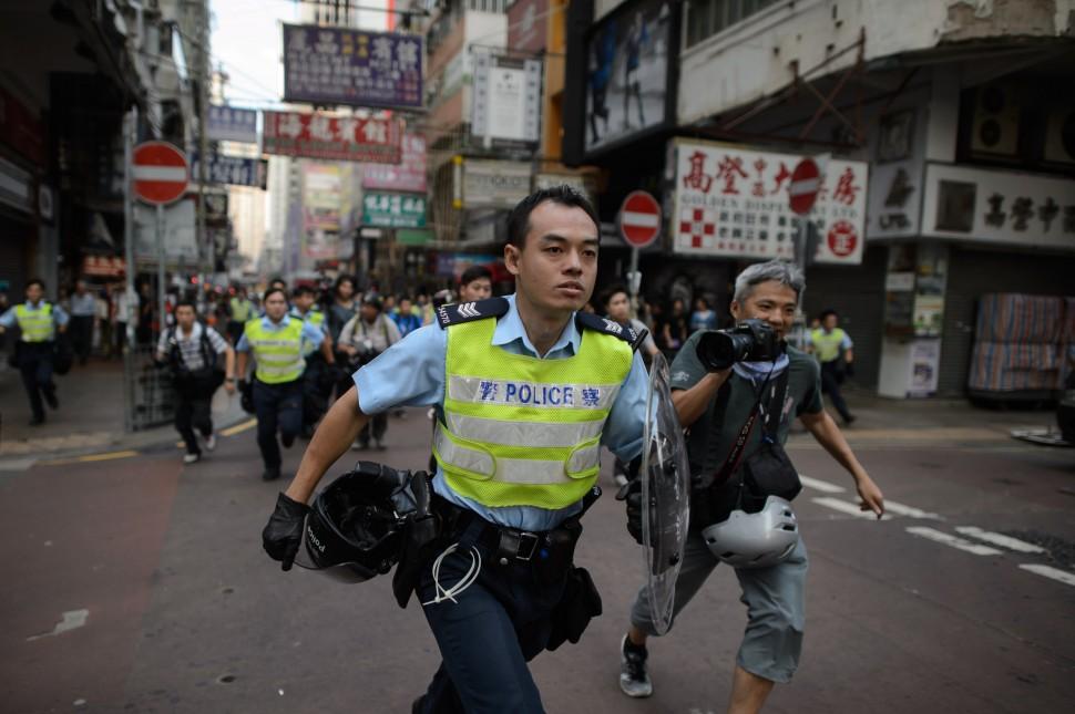 Pol&iacute;cia de Hong Kong remove acampamento de manifestantes (AFP)
