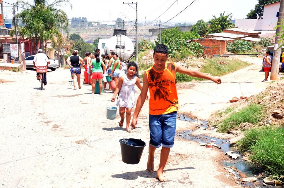Caminh&otilde;es-pipa s&atilde;o suados para socorrer os bairros mais afetados com a falta de &aacute;gua em Campinas (Carlos Sousa Ramos//AAN )