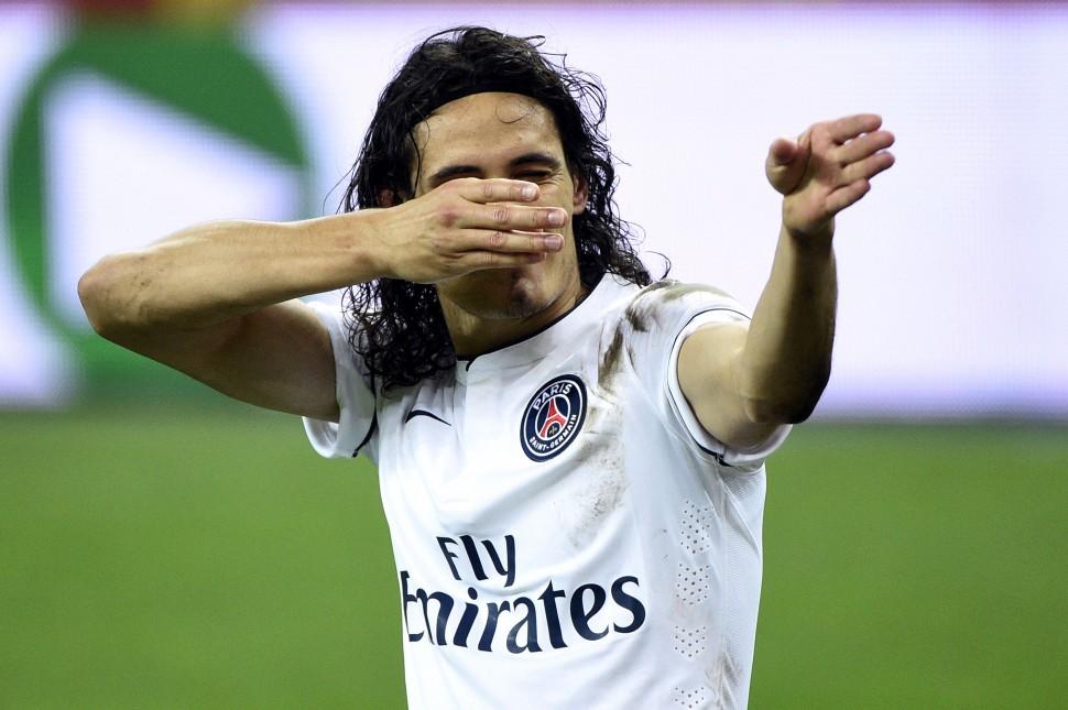Cavani imita um atirador ap&oacute;s marcar um gol: pouco depois, foi expulso (France Press)