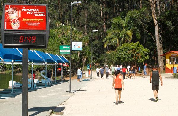 Pessoas fazem caminhada com sol forte antes das 9h ( Gustavo Tilio/Especial para a AAN)