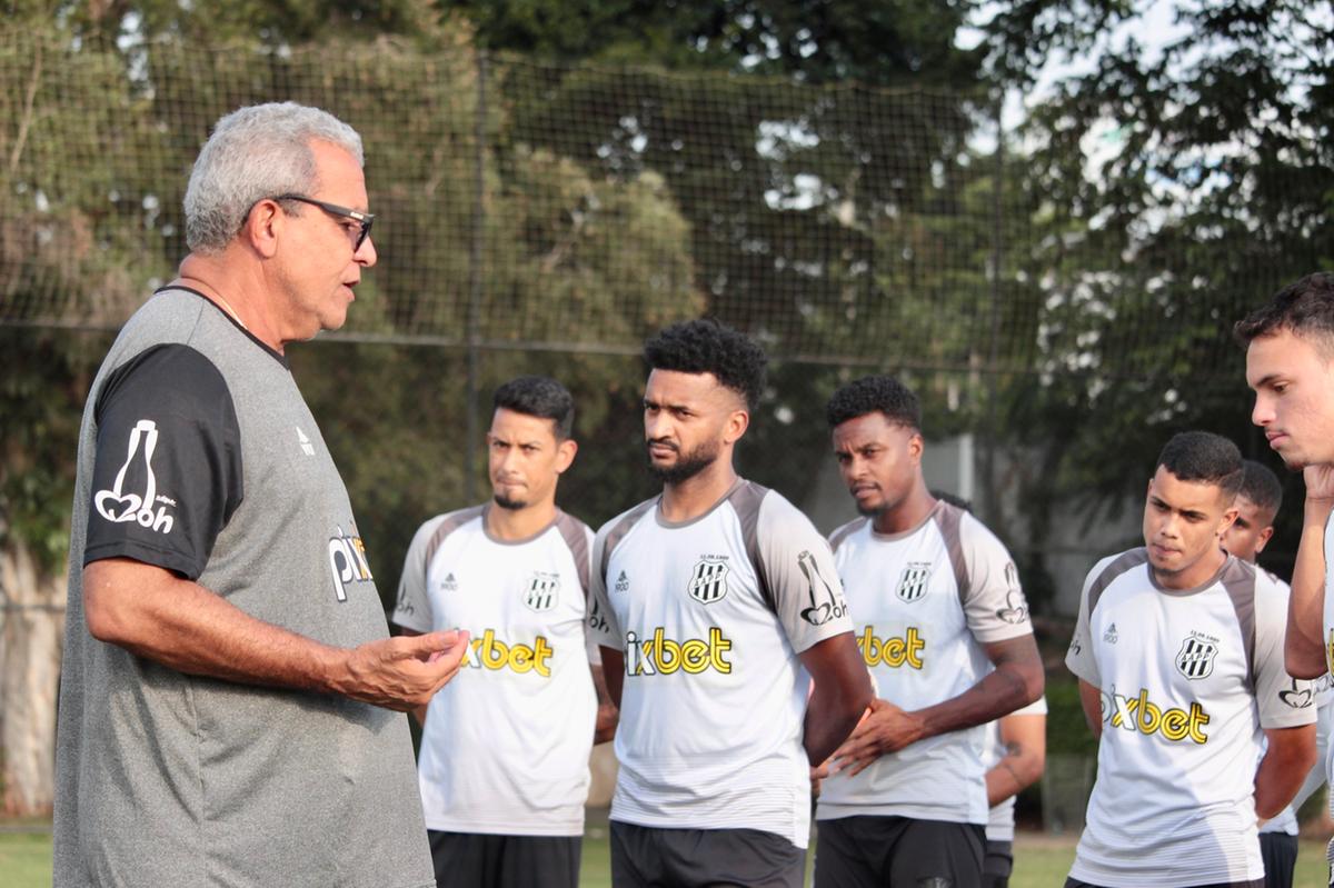 Equipe comandada pelo técnico Hélio dos Anjos projeta vitória neste sábado para levantar o moral do grupo (Diego Almeida/Pontepress)