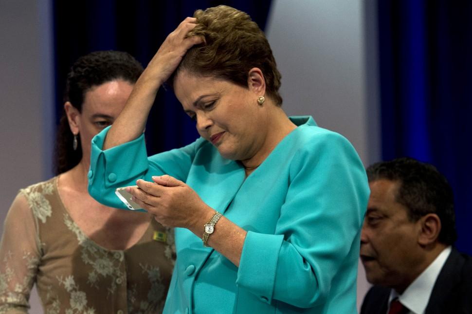 Dilma Rousseff ap&oacute;s o debate do SBT, a presidente sentiu-se mal enquanto dava entrevista para a emissora (Nelson Almeida/ AFP)