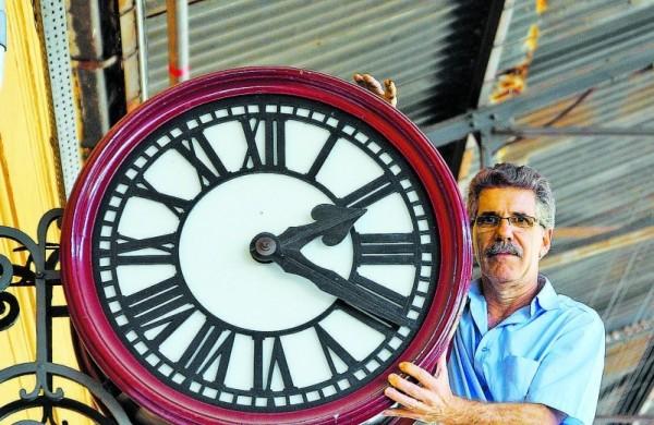 Foster Moz, encarregado dos relógios da Estação Cultura, em Campinas: pronto para acertar os ponteiros mais uma vez, adiantando-os em uma hora com a chegada do horário de Verão ( Carlos Sousa Ramos/AAN)