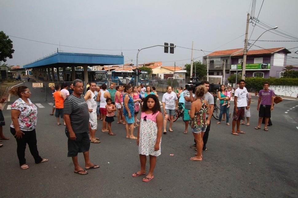 O protesto teve in&iacute;cio por volta das 17h, quando os moradores fecharam o terminal de &ocirc;nibus do bairro ( Janaína Ribeiro/ Especial a AAN )