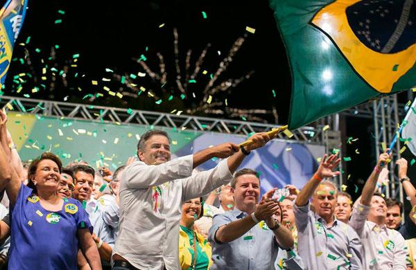 A&eacute;cio Neves em ato que teve a participa&ccedil;&atilde;o de FHC, em SP ( Reprodução/ Facebook)