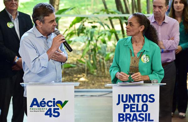A&eacute;cio Neves (PSDB) recebe o apoio de Marina Silva (PSB) para o segundo turno das elei&ccedil;&otilde;es para presidente (Nelson Almeida/ AFP)