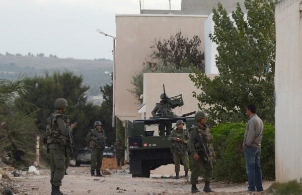 Casa situada em Oued Ellil est&aacute; cercada pelas for&ccedil;as de seguran&ccedil;a e tiros podiam ser ouvidos com frequ&ecirc;ncia na tarde desta quinta-feira (France Press)